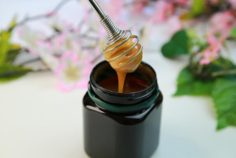 Cách dùng mật ong Manuka trị mụn